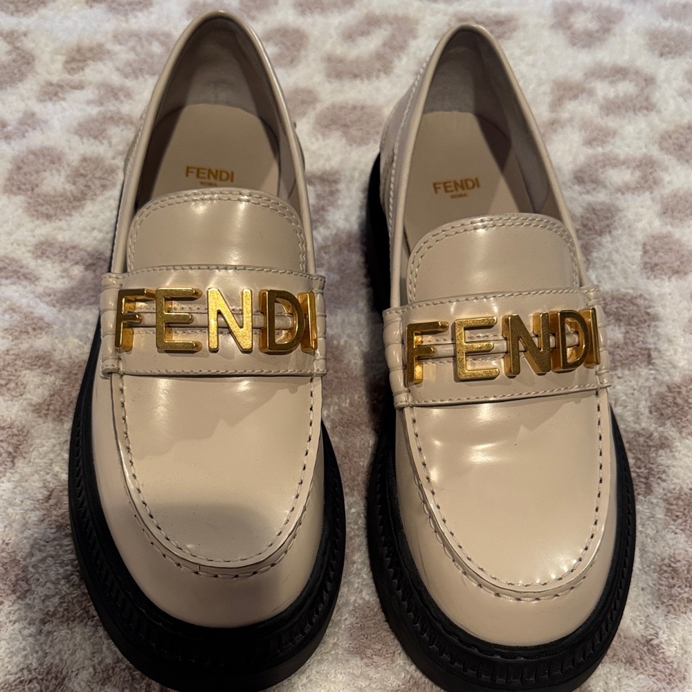 Fendi Beige Loafers with Gold Logo
Platform sole size 39